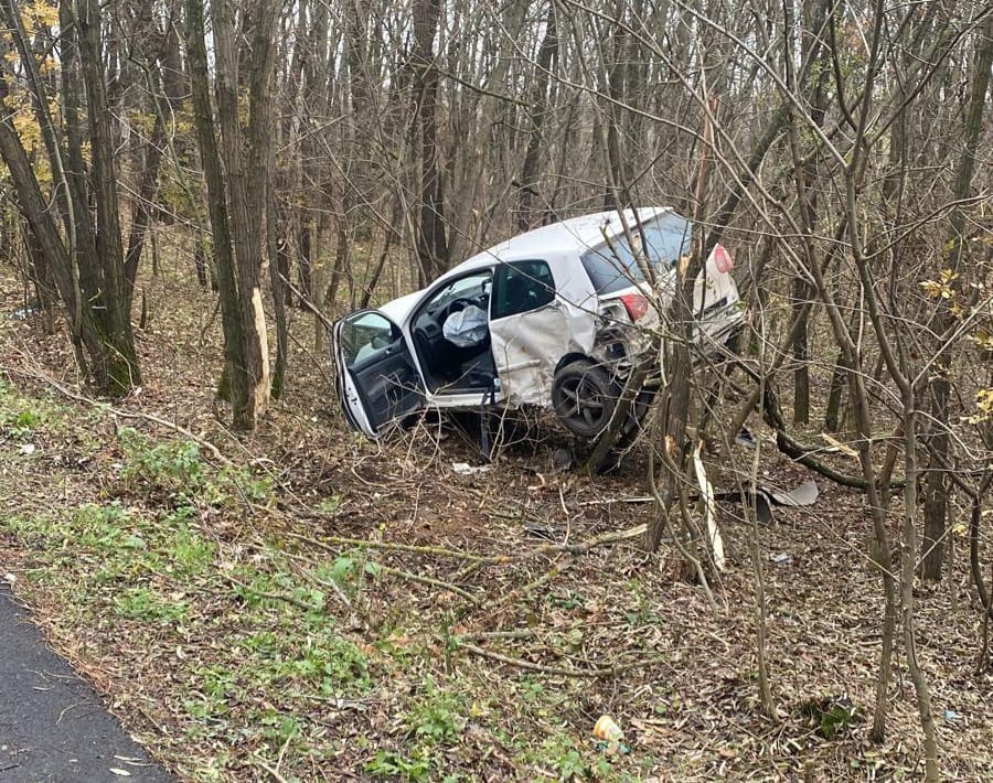 Două autoturisme s-au ciocnit pe DJ 546A, în afara localității Schitu, din județul Olt. Un bărbat a ajuns la spital