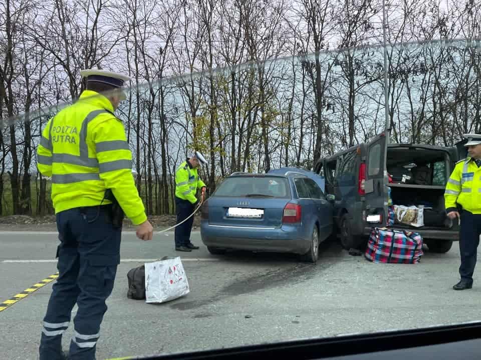 Cinci răniți în urma unui accident rutier între un microbuz şi o maşină