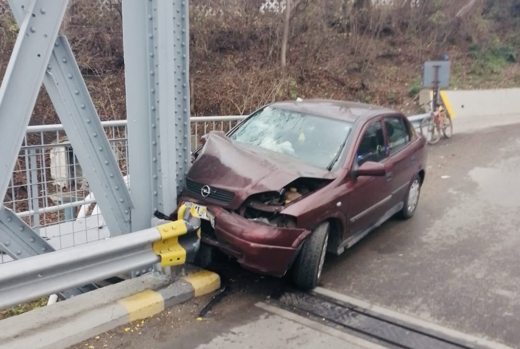 Vâlcea: Doi răniţi după ce un şofer beat a intrat într-un cap de pod (sursa foto: Gazeta valceana)