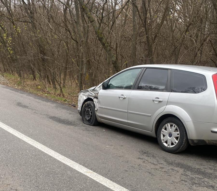 Două autoturisme s-au ciocnit pe DJ 546A, în afara localității Schitu, din județul Olt
