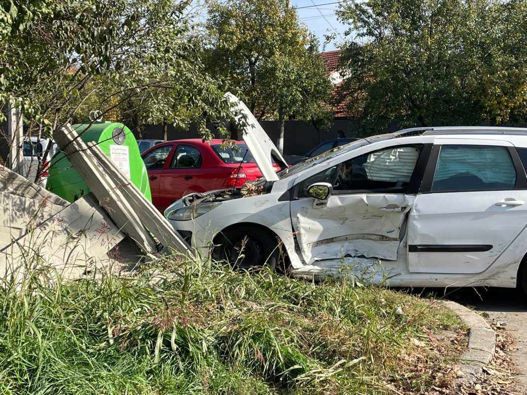 accidnt cimitir Doi răniți după ce o mașină a fost proiectată în gardul unui cimitir (sursa foto: tion.ro)