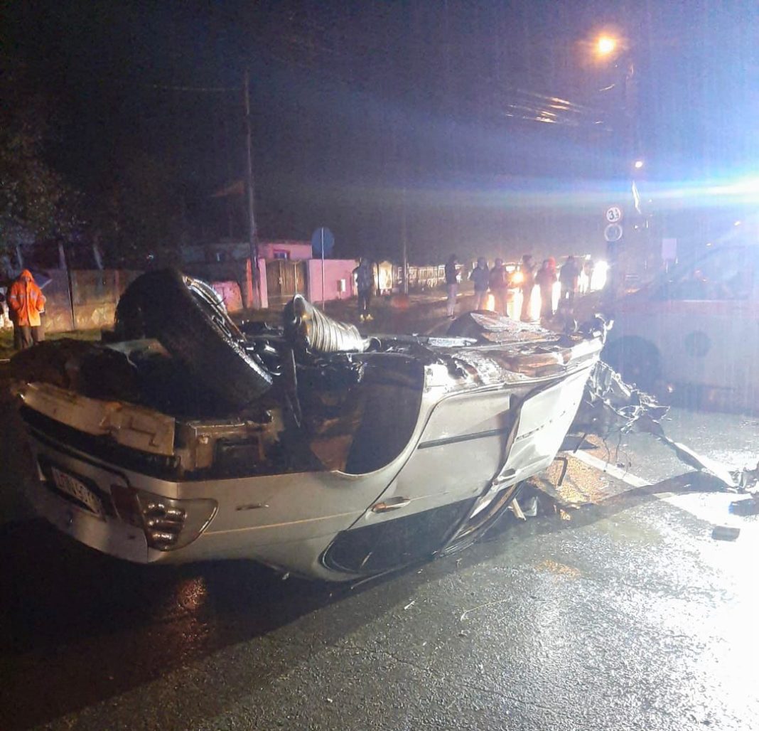 Trei răniți după ce o mașină a spulberat indicatorul din beton de la intrarea în Târgu Jiu