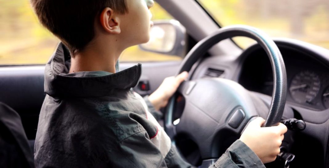 Adolescent prins la volanul unei mașini neînmatriculate