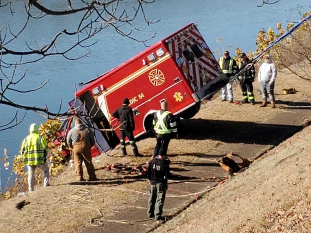 O femeie din SUA a fugit cu ambulanța spitalului și a căzut într-un râu