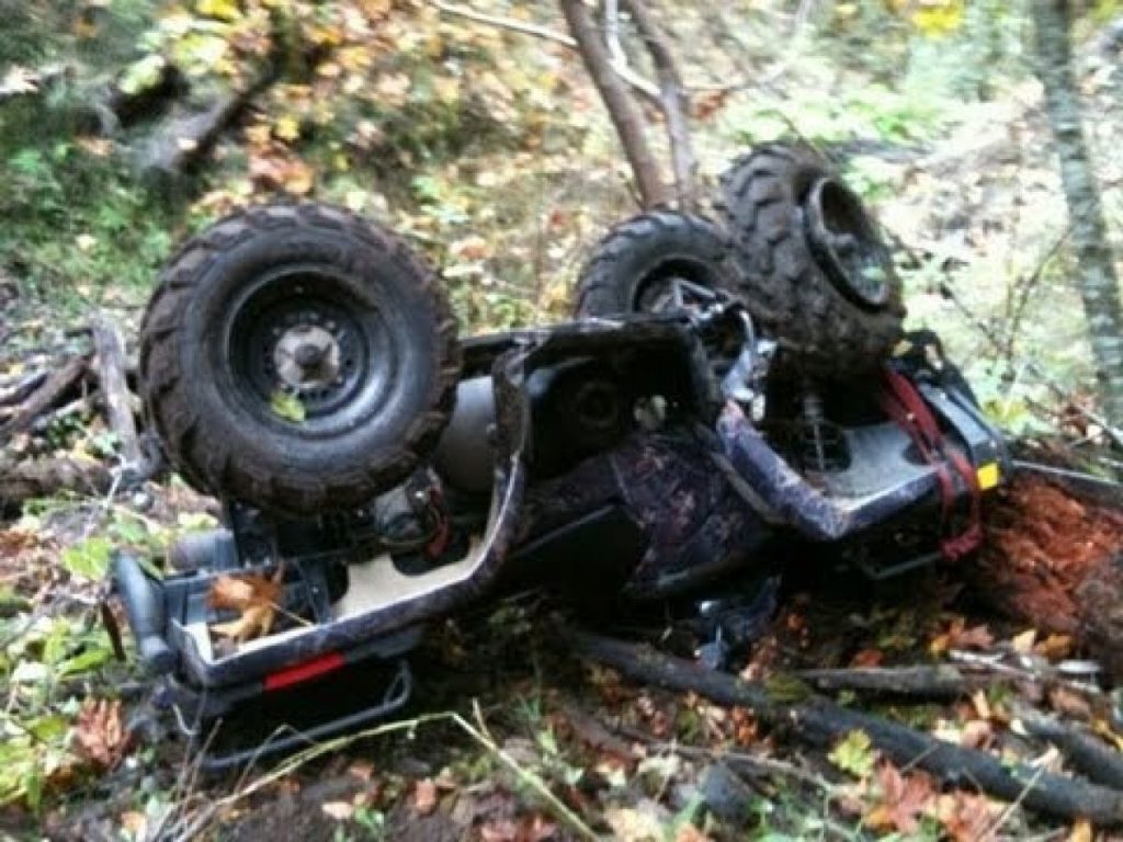 Vâlcea: Două tinere, rănite după ce s-au răsturnat cu un ATV