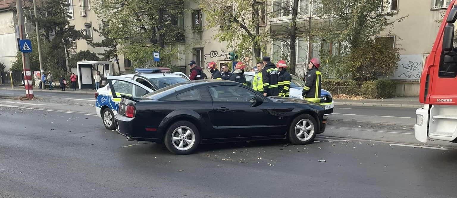 Două persoane aflate în maşina poliţiei au fost rănite