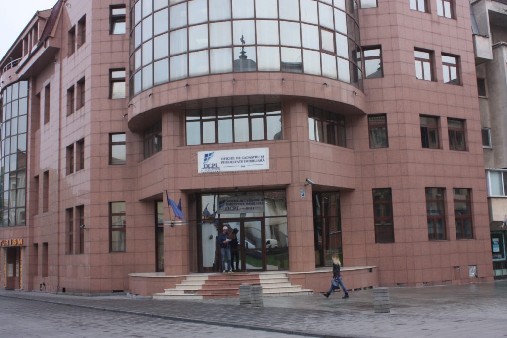Fostă șefă de la Cadastru, condamnată cu suspendare pentru o mită de 200.000 de lei