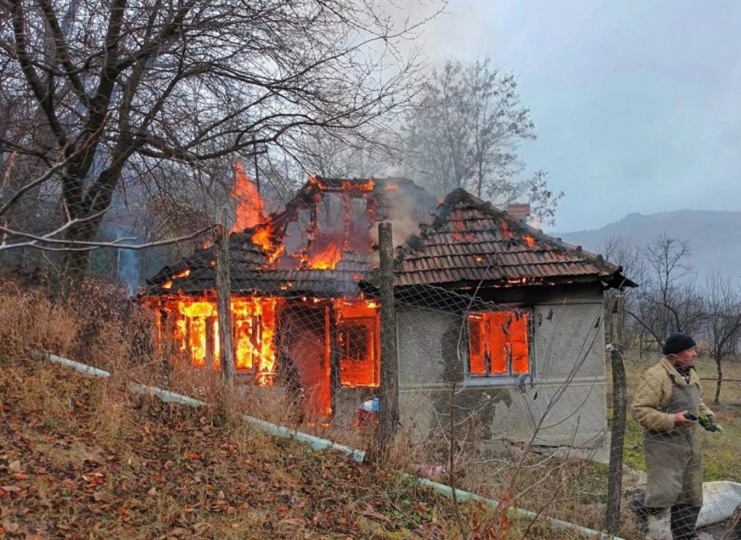 Doi copii mici au ars de vii în casă