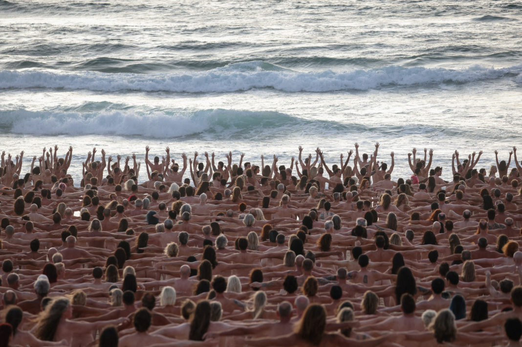 Mii de persoane au pozat nud pe o plajă din Australia