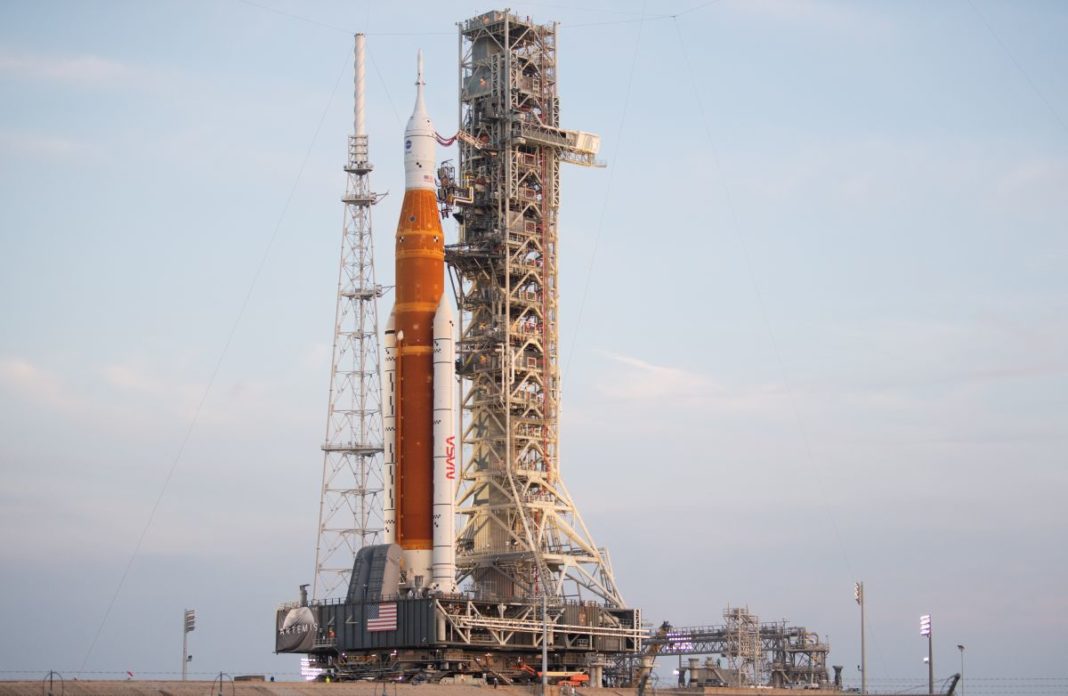 NASA a lansat cea mai puternică rachetă construită vreodată spre Lună