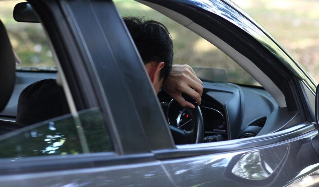 Doi bărbaţi, găsiţi inconştienţi într-o maşină după ce ar fi consumat substanţe halucinogene