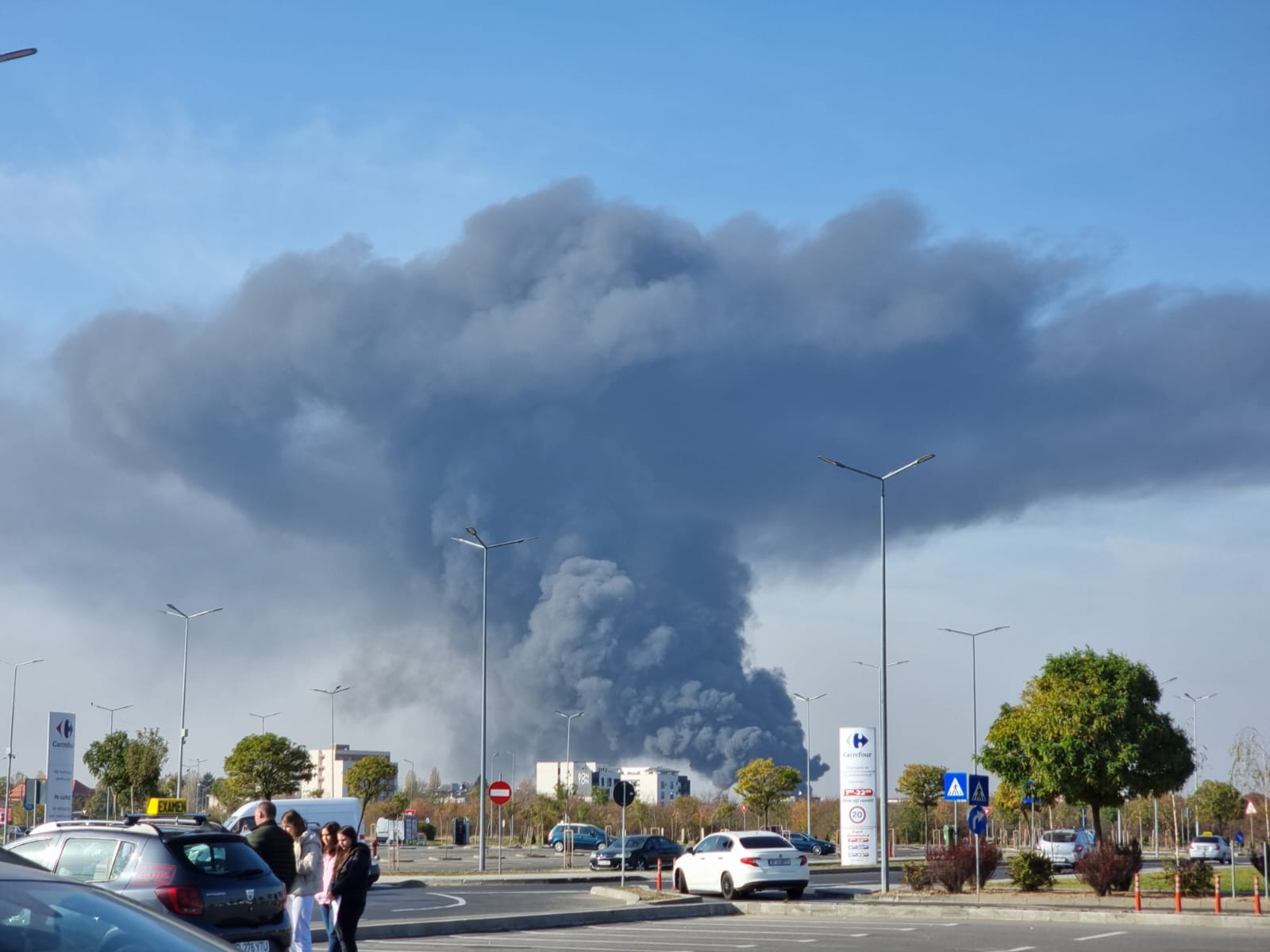 Sunt degajări mari de fum în zonă