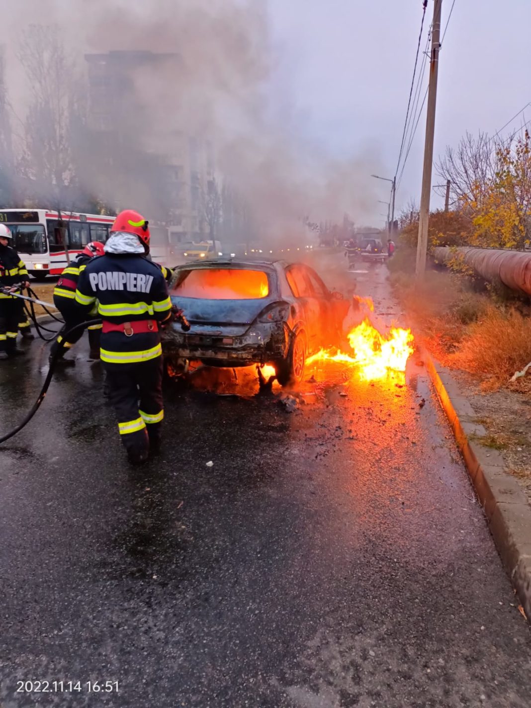 O maşină a luat foc în mers, pe bulevardul Dacia din Craiova