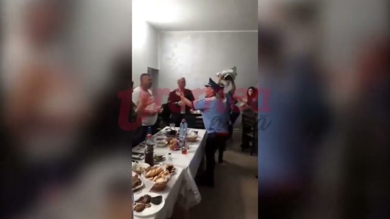 (VIDEO) Două infirmiere s-au îmbrăcat în uniforma poliţiei la o petrecere
