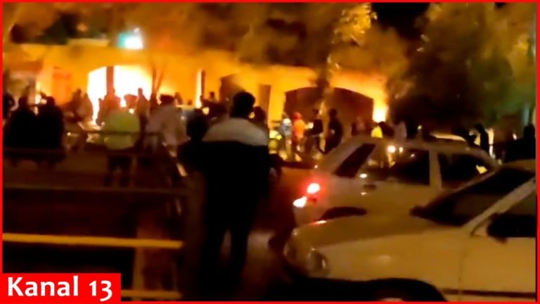 (VIDEO) Protestatarii au incendiat casa fostului ayatollah Khomeini