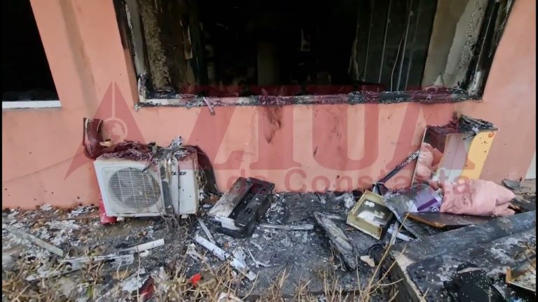 (VIDEO) Incendiu de proporții într-un bloc din Constanța. Zeci de oameni evacuați 