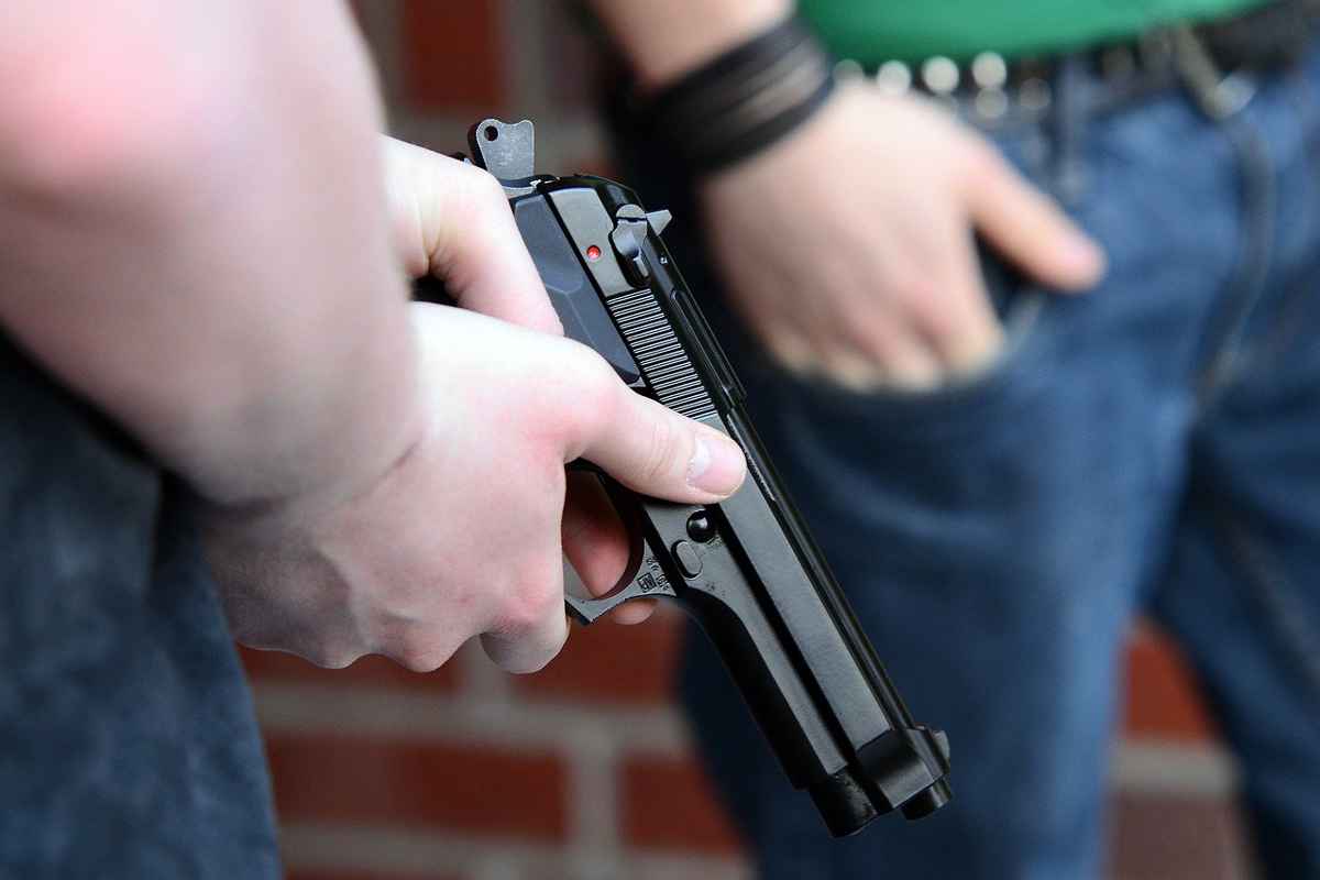 Un elev de 12 ani a mers la şcoală cu un pistol cu bile