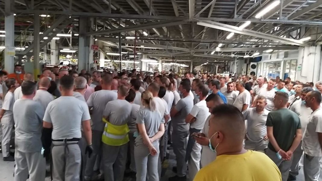 Salariaţi ai Dacia, nemulțumiți de nerespectarea promisiunilor guvernamentale, vor ieşi în stradă