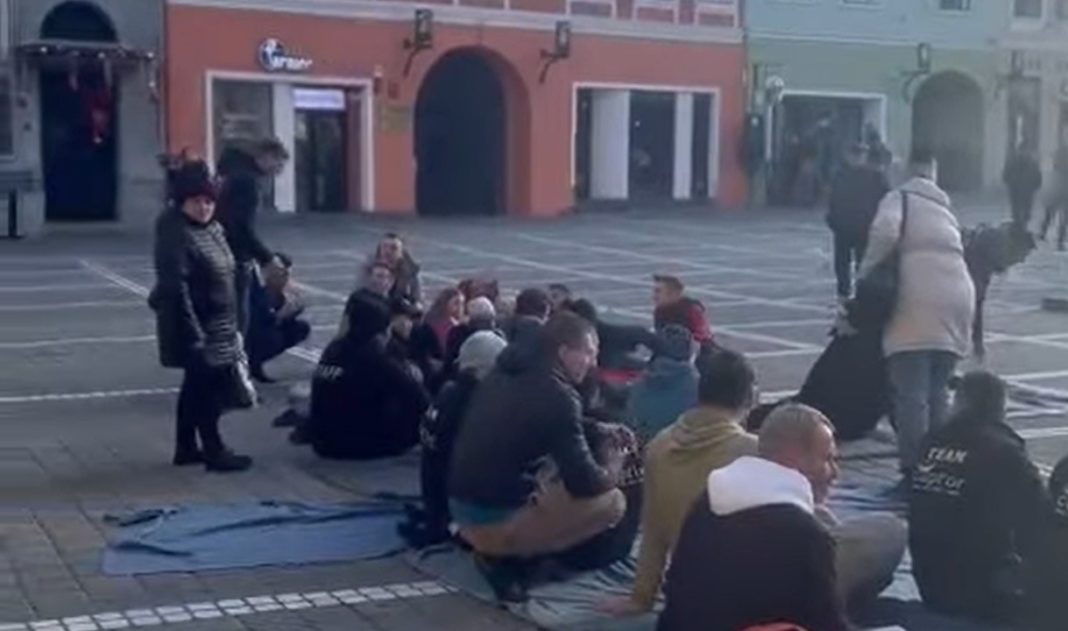 Protest inedit împotriva închiderii teraselor din Piaţa Sfatului din Braşov
