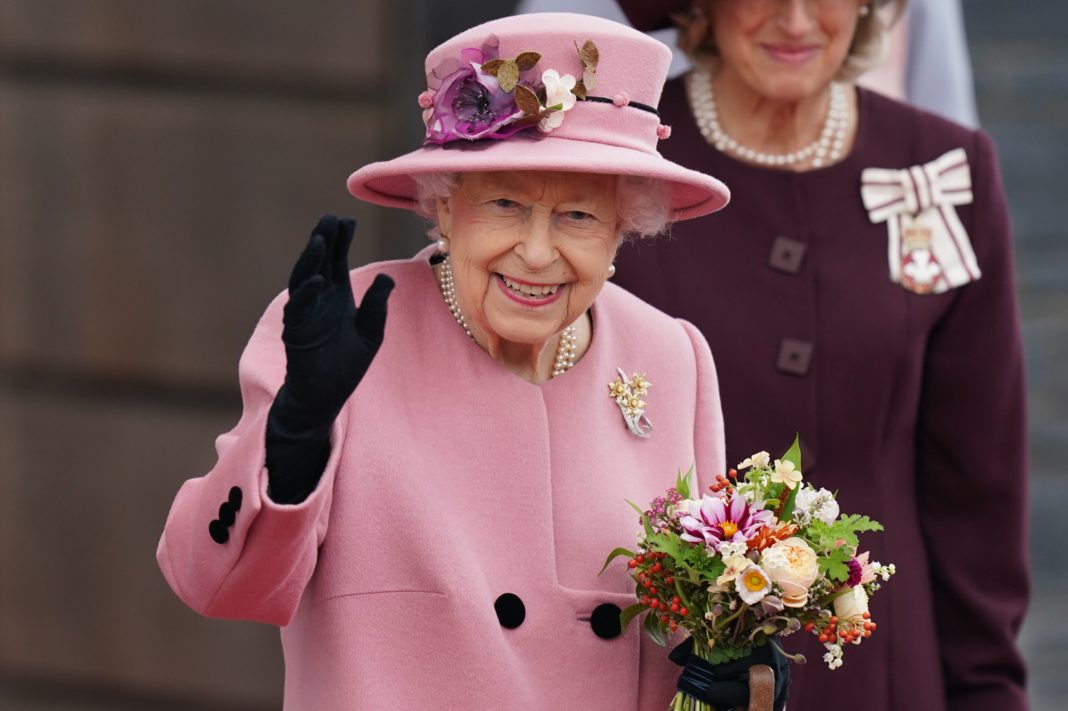 Regina Elisabeta a II-a ar fi fost bolnavă de o formă rară de cancer