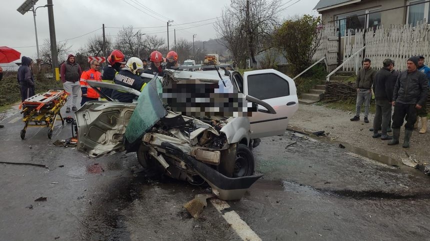 Impactul a fost atât de puternic încât, atât şoferul autoturismului, cât şi pasagerul din dreapta, un bărbat de 39 de ani, au murit