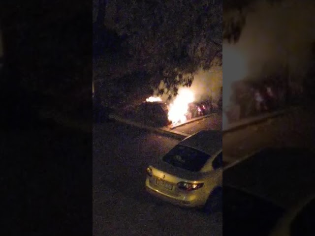 Foc în parcarea unui bloc din Craiova. Zeci de maşini în pericol