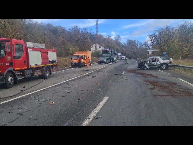 (VIDEO) Mehedinţi: Coliziune între un autoturism și un autotren. Două persoane, încarcerate
