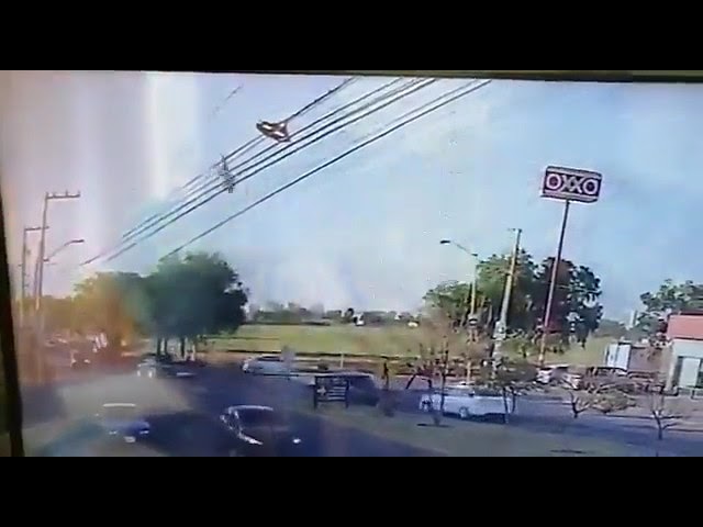 (VIDEO)Un elicopter cu cinci oameni la bord s-a prăbușit în Mexic