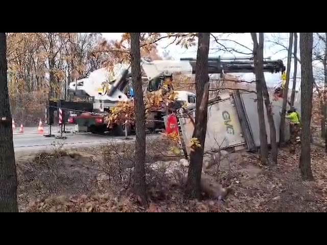 (VIDEO) Olt: Un tir încărcat cu porci, răsturnat pe DN 65, repus pe roți după 20 de ore