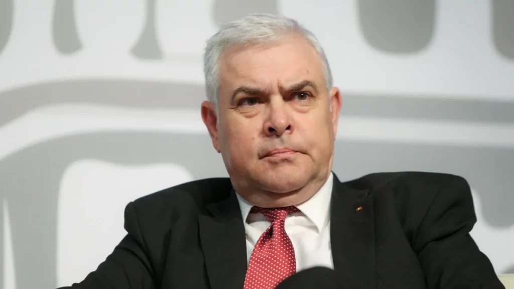 Ministrul Apărării își cere scuze că a felicitat un trădător. Şeful structurii pentru veterani, demis