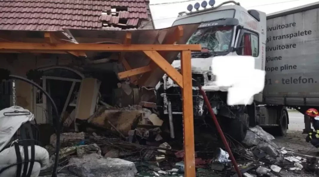 Un șofer a intrat cu TIR-ul într-o casă
