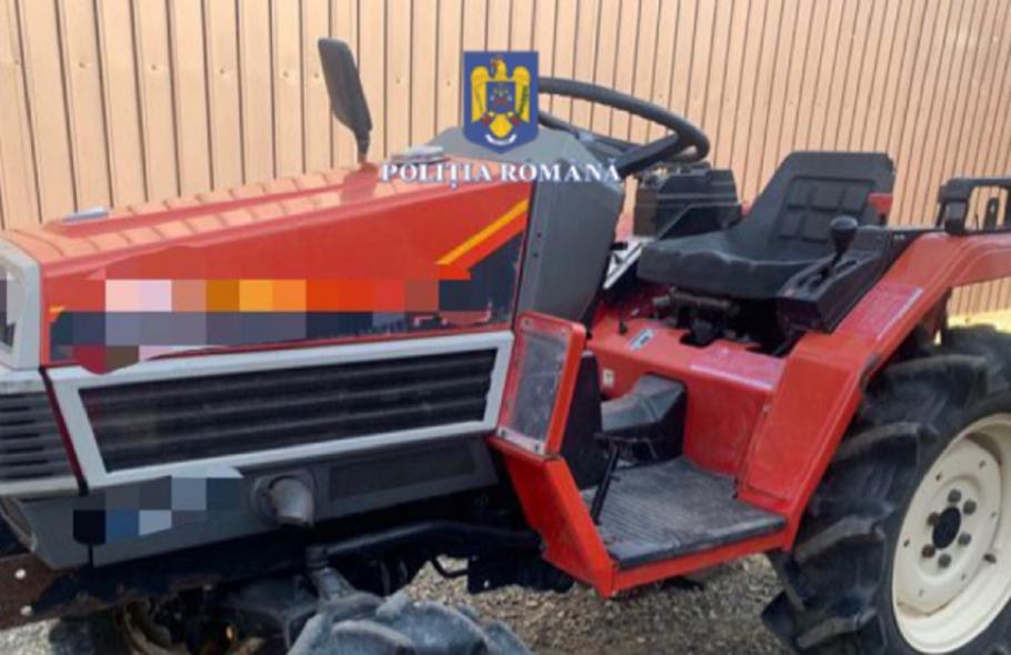 Tractor furat din Olanda, pus la vânzare în fața unei curți în România