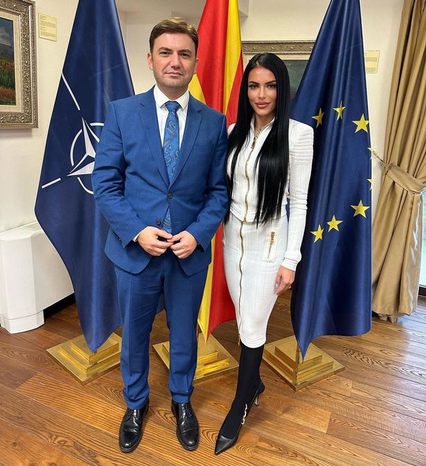 În ultima ei postare pe Instagram, din 22 noiembrie, femeia a postat o poză alături de Bujar Osman, ministrul de externe al Macedoniei de Nord
