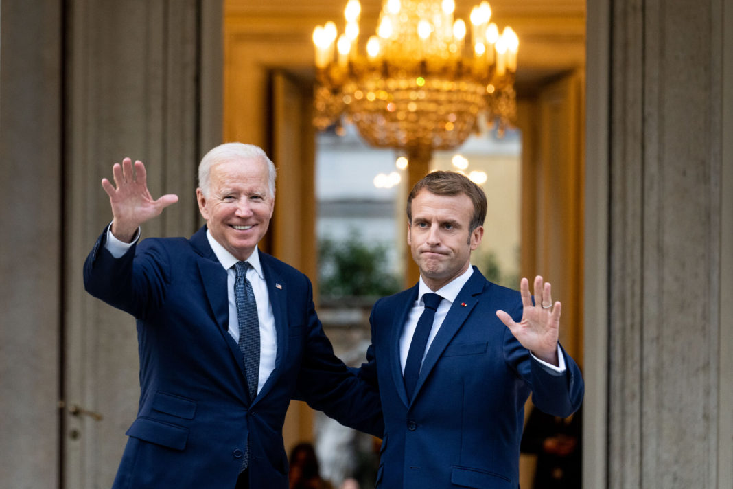 După trei ore de convorbiri, Macron şi Biden şi-au reafirmat hotărârea de a susţine Ucraina şi de a trage la răspundere Rusia pentru crime de război
