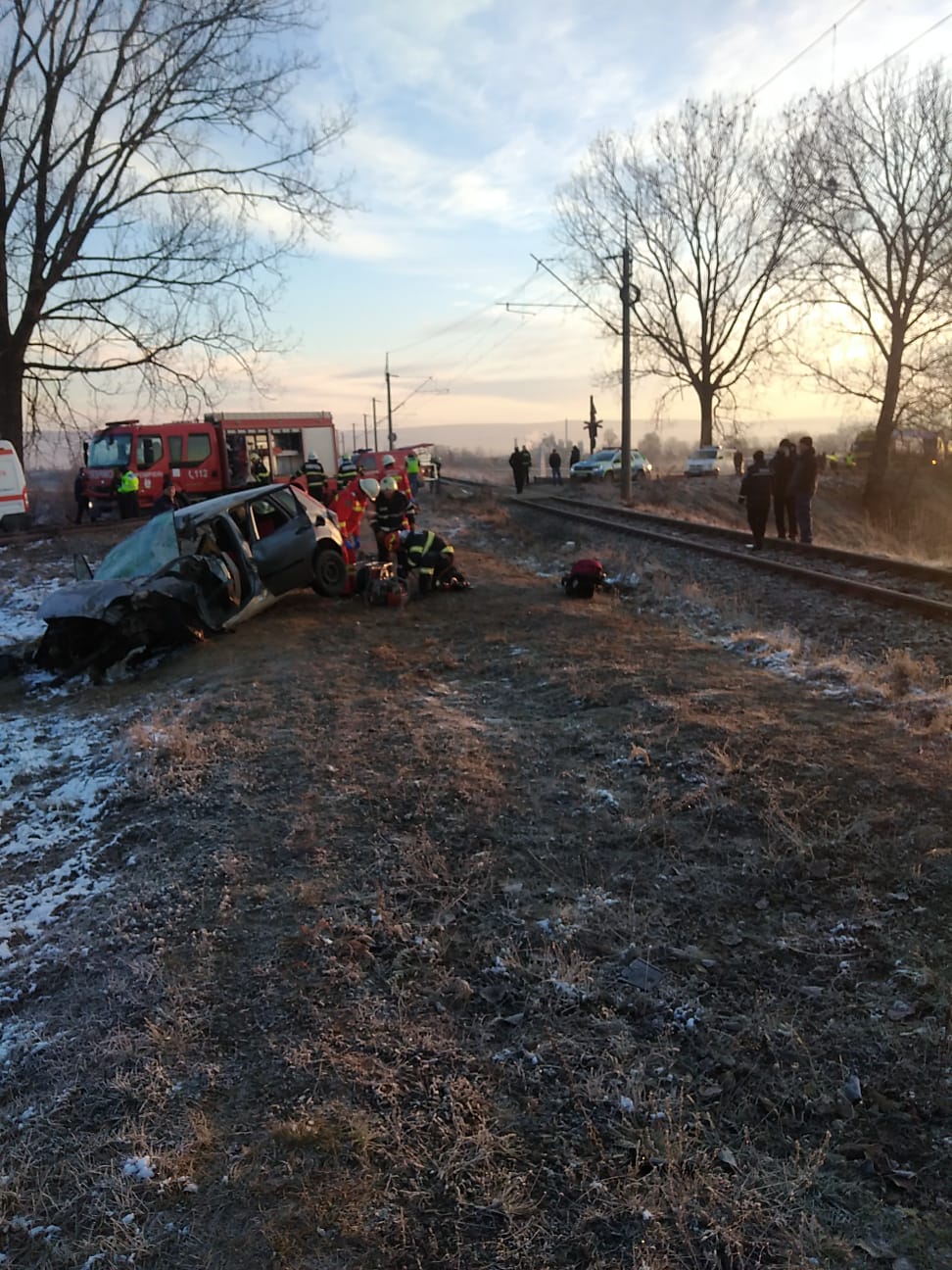 O mașină a fost lovită de tren în comuna Timișești, iar în interior se aflau două persoane, mamă și copil