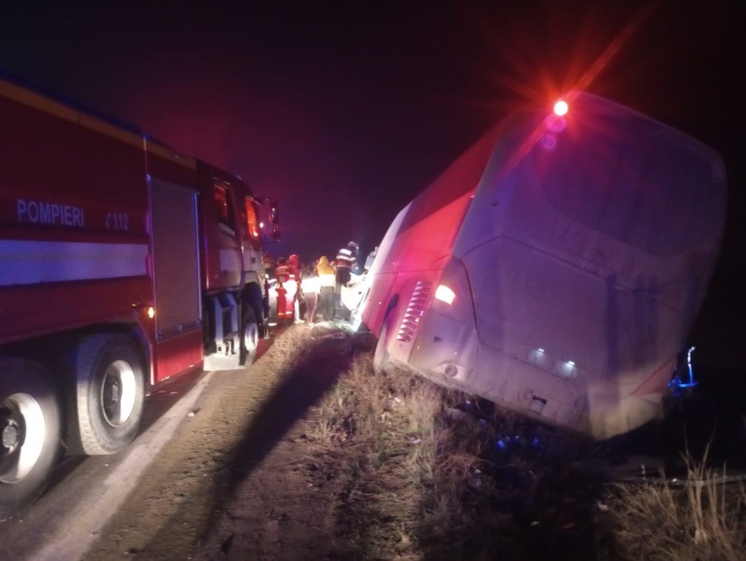 Victima din autoturism a rămas încarcerată