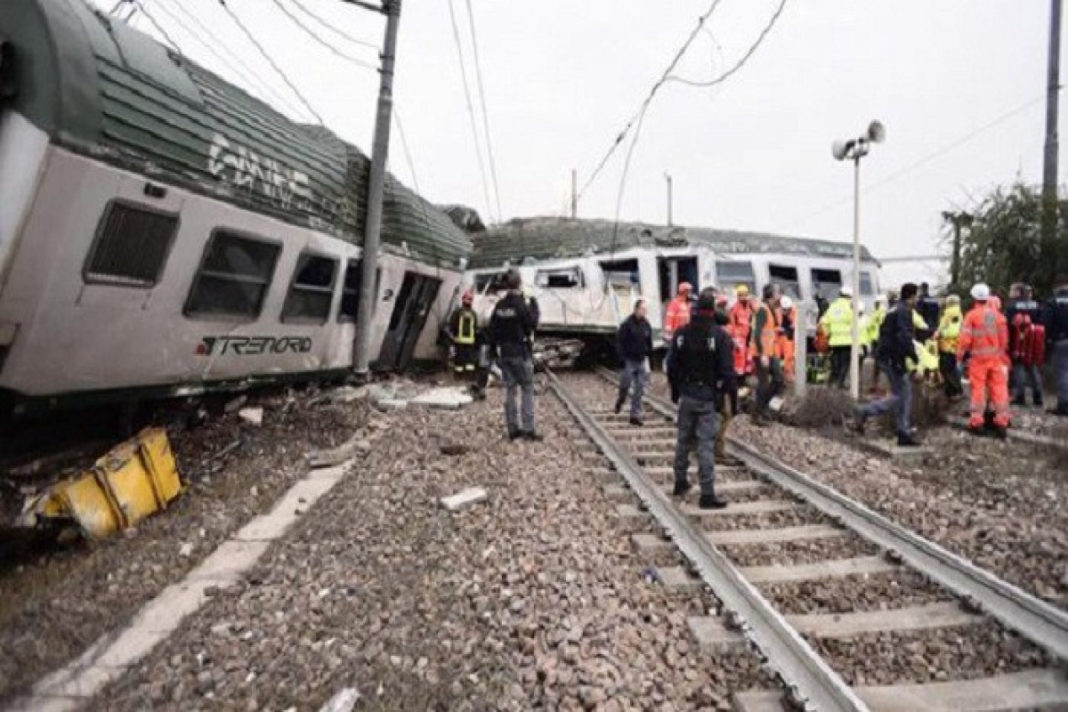 Potrivit pompierilor, trenul a fost deja evacuat complet și șapte echipaje de salvare rămân la fața locului