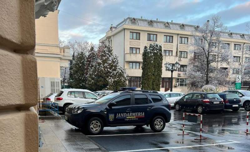 Un Duster al Jandarmeriei a parcat la 7.30 pe locul viceprimarilor, din spatele Palatului Roznovanu