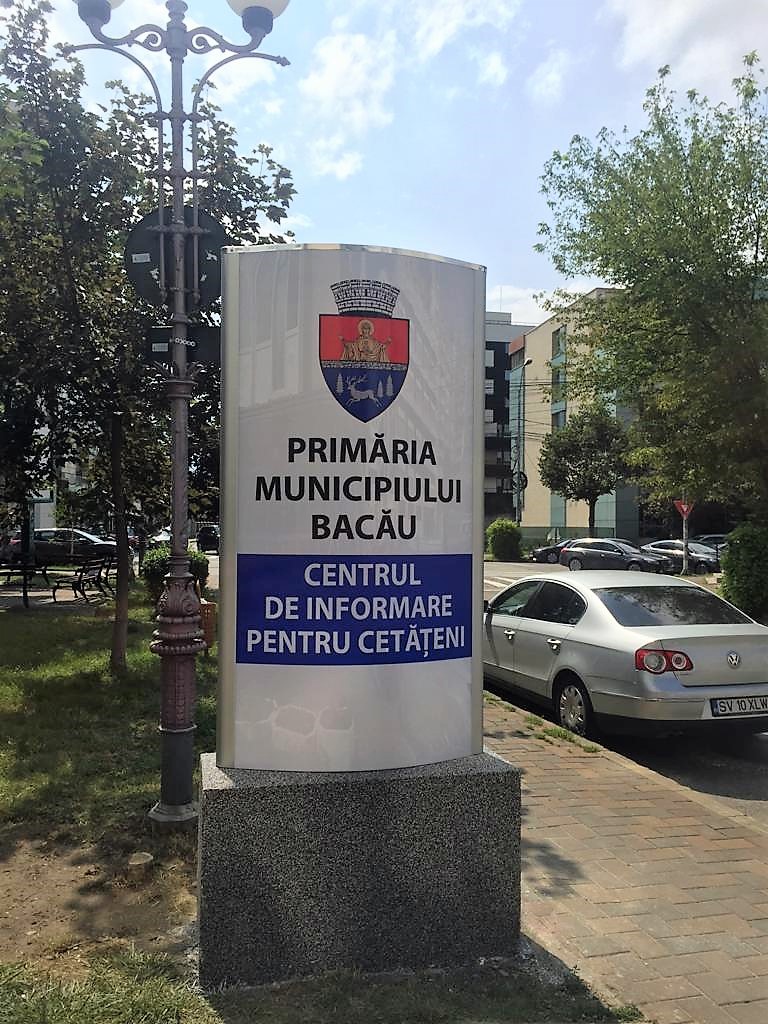 Prin demersurile celor inculpați s-ar fi produs un prejudiciu de 54.484 lei municipiului Bacău și un folos necuvenit în același cuantum societății comerciale