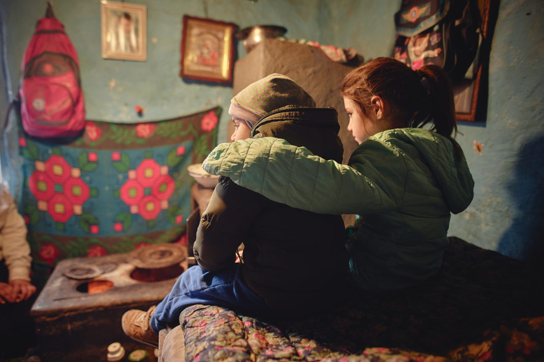 Două treimi dintre românii de la sat reuşesc doar parţial sau nu reuşesc deloc să asigure familiei confortul de bază, precum necesarul de alimente sau încălzirea casei în perioada sărbătorilor de iarnă