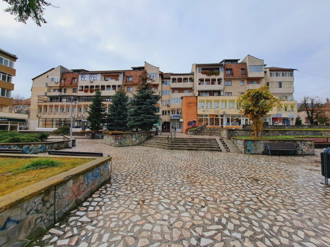 Contractele vizează creșterea eficienței energetice și alte lucrări de reabilitare pentru 7 blocuri de locuințe din Râmnic