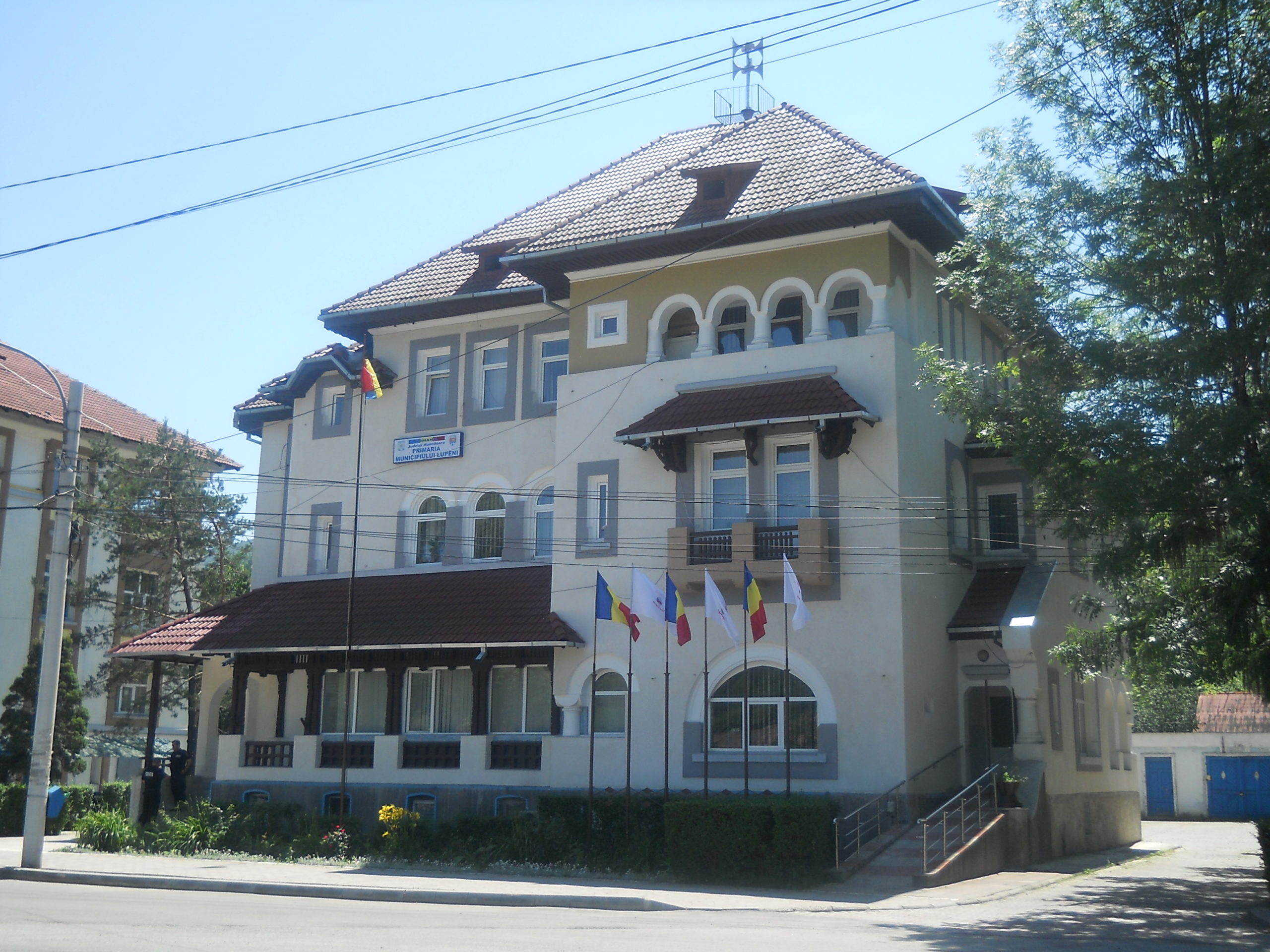 Constantin Pavăl, consilier juridic principal în cadrul Compartimentului Juridic al primăriei municipiului Lupeni, județul Hunedoara, este acuzat de comiterea infracțiunii de luare de mită