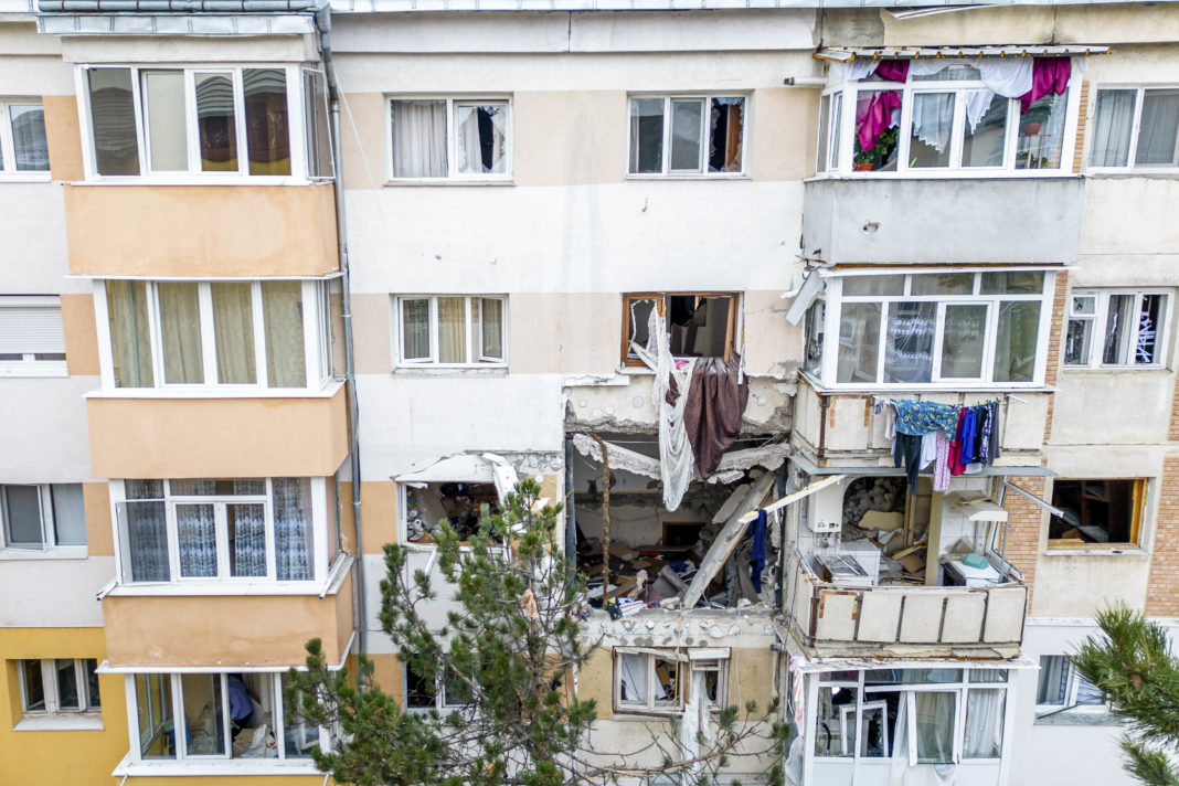 Bărbatul, care a fost rănit grav în explozia dintr-un apartament din cartierul Burdujeni, din Suceava, a decedat (Foto: INQUAM Casian Mitu)