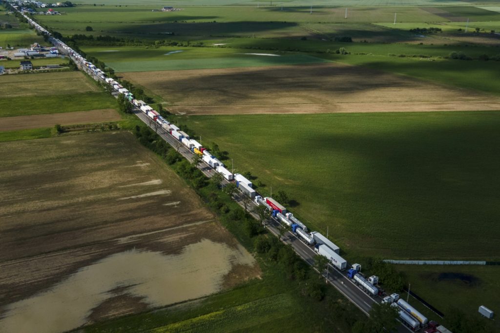 Vameș plasat în arest la domiciliu în dosarul treceri fictive ale unor tiruri prin Vama Siret