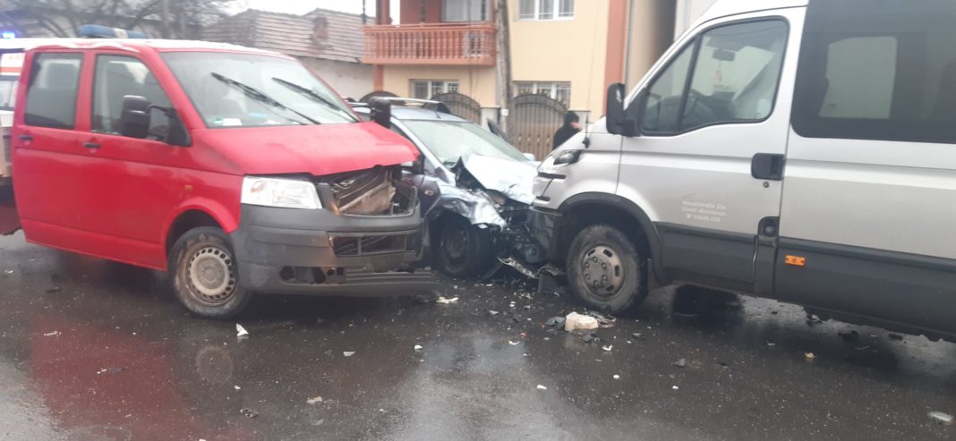 Trei autovehicule au fost implicate în accident