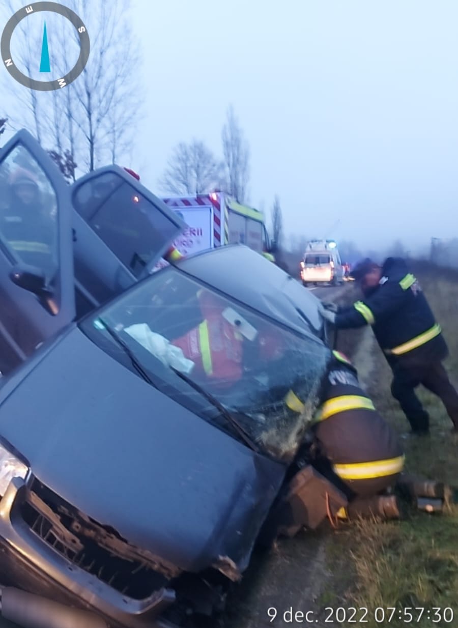 La sosirea salvatorilor, o persoană se afla blocată într-un autoturism