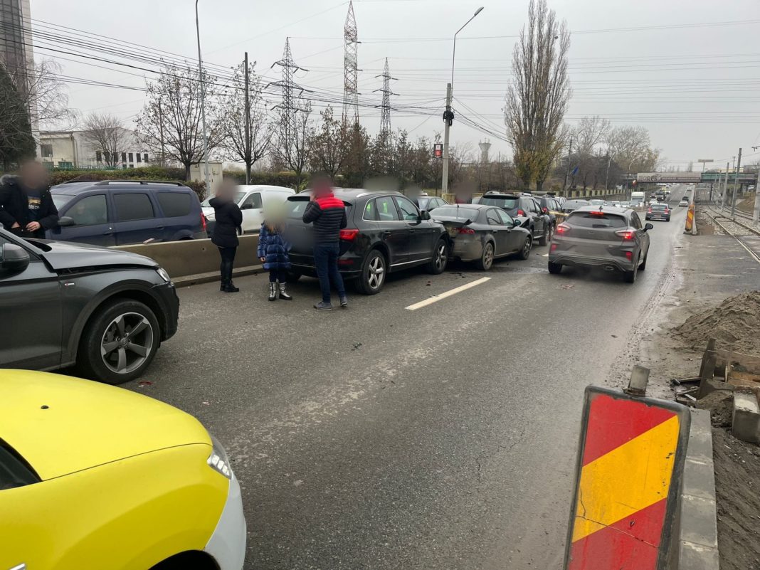 Carambol pe o stradă din Craiova. Au fost implicate şase autoturisme