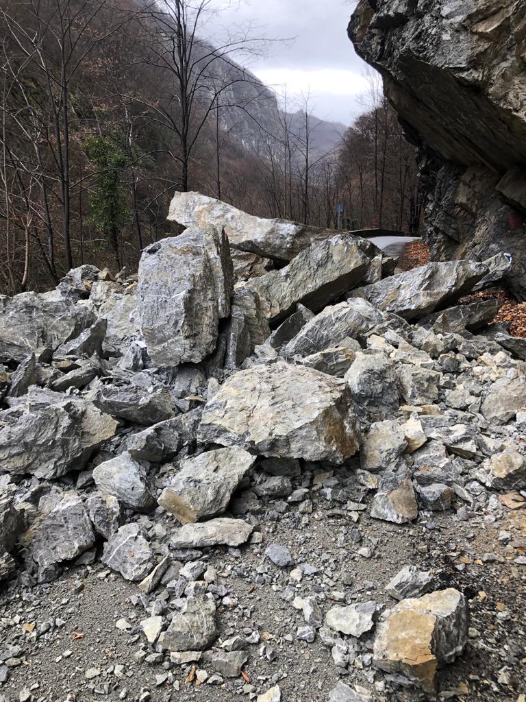 Căderile de pietre sunt la Km 84 + 500, între Obârșia Cloșani și Herculane