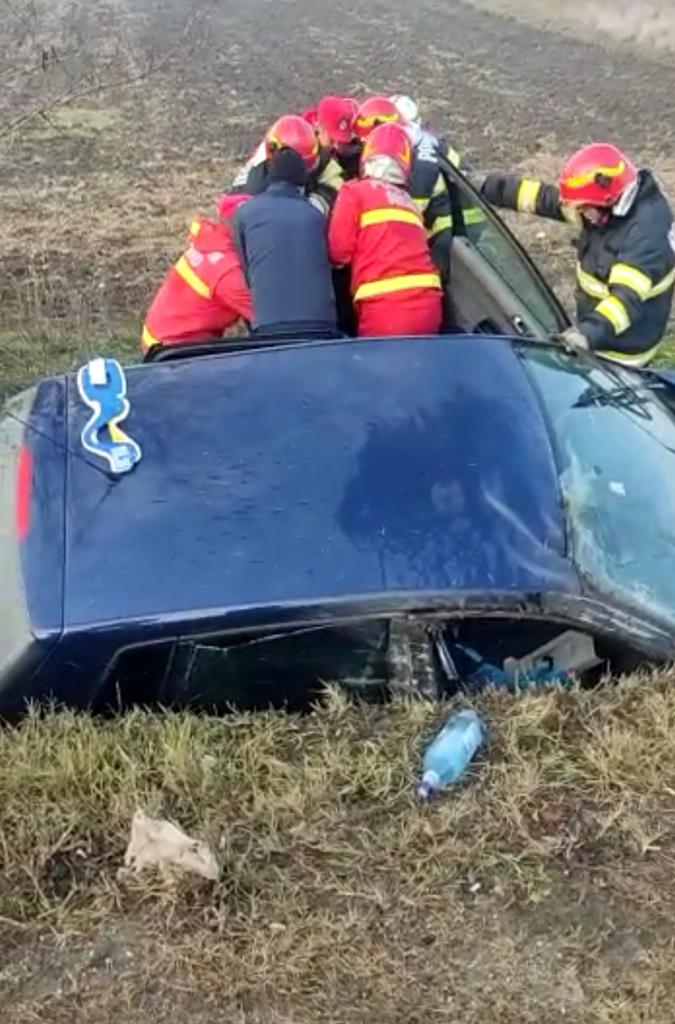 În accident a fost implicat un singur autoturism care a părăsit partea carosabilă