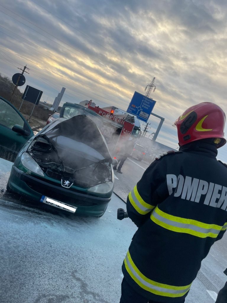 (VIDEO) Autoturism în flăcări în Slatina